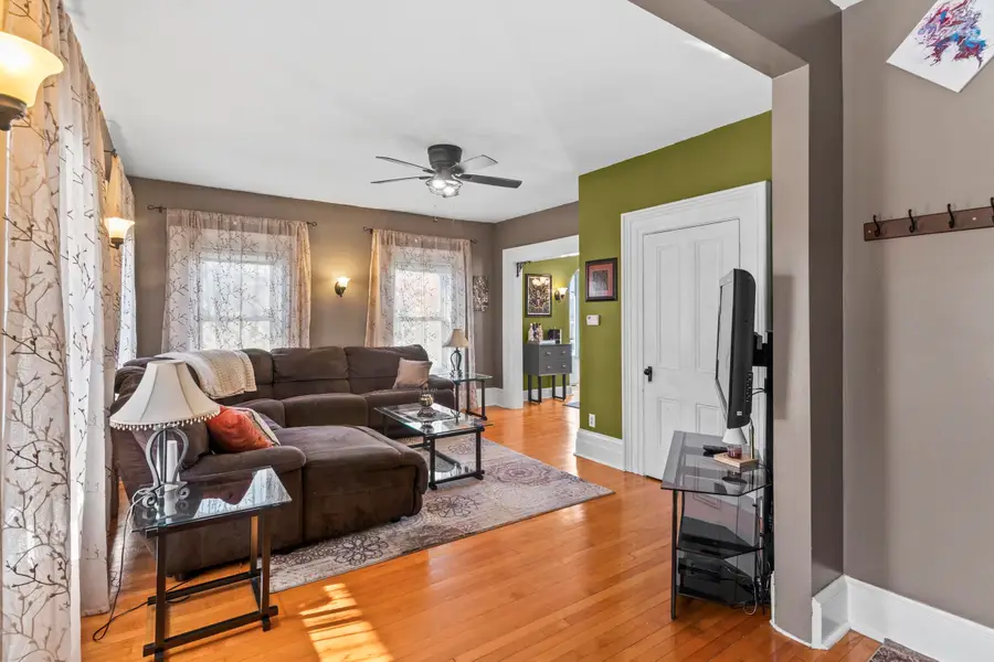 218 W Melvin Avenue, Oshkosh, WI 54901 - #2