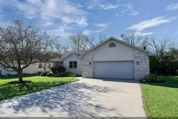 2194 Deer Prairie Drive, NEENAH, WI 54956