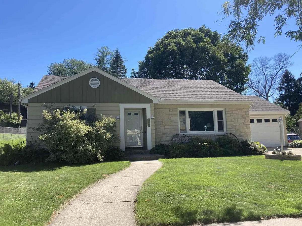 621 W Mackie St, Beaver Dam, WI 53916 - #1