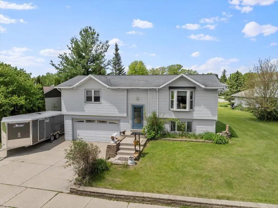 917 Wheelock Avenue, Hartford, WI 53027 - Image #2