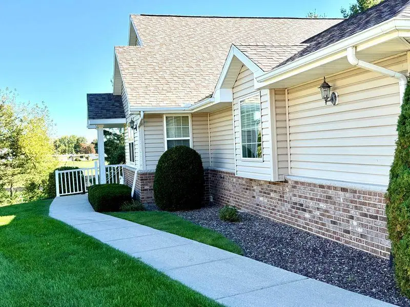128 Summit Court, Columbus, WI 53925 - Image #2