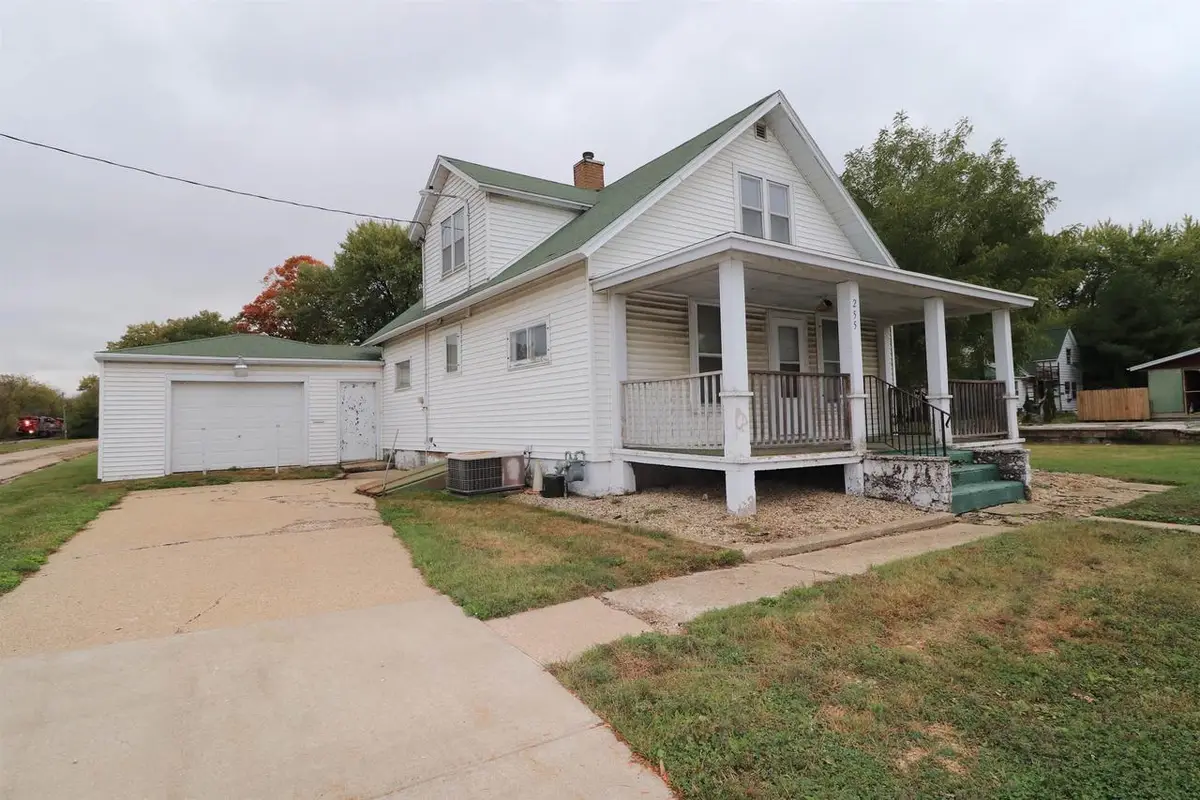 255 E Memorial Drive, Janesville, WI 53545 - Image #1