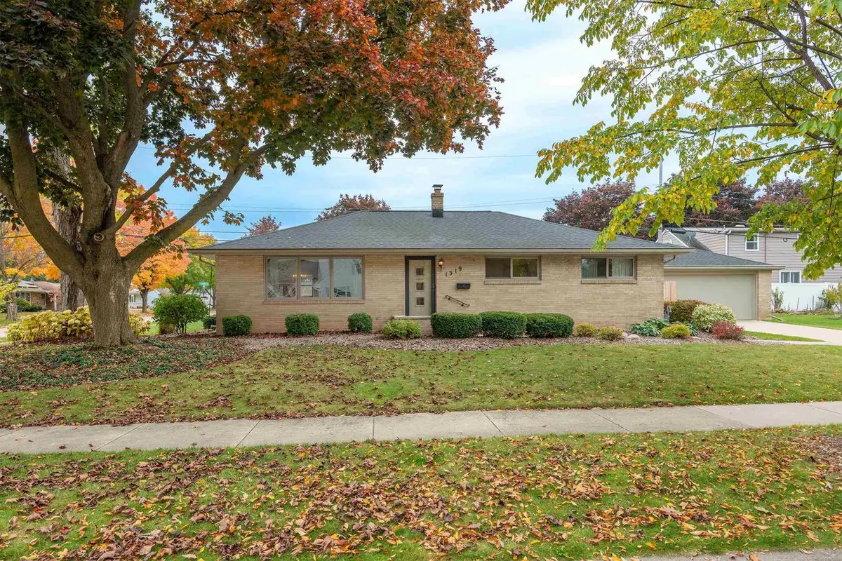 1319 E Harding Drive, Appleton, WI 54915 - #1