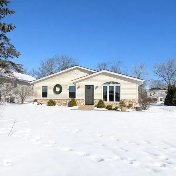 718 Oakwood Lane, Watertown, WI 53094