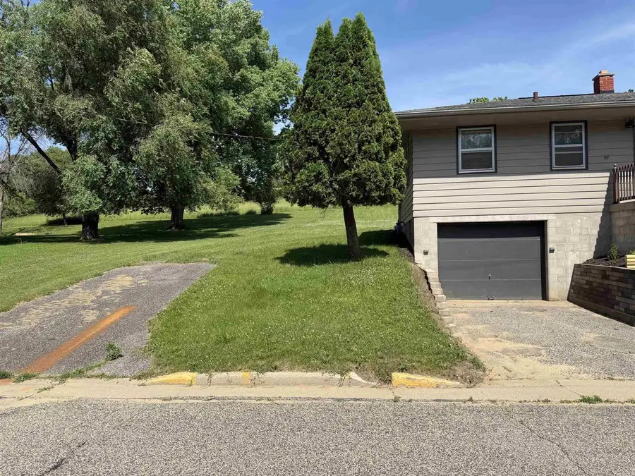 404 N Brooklyn Avenue, Elroy, WI 53929 - #3
