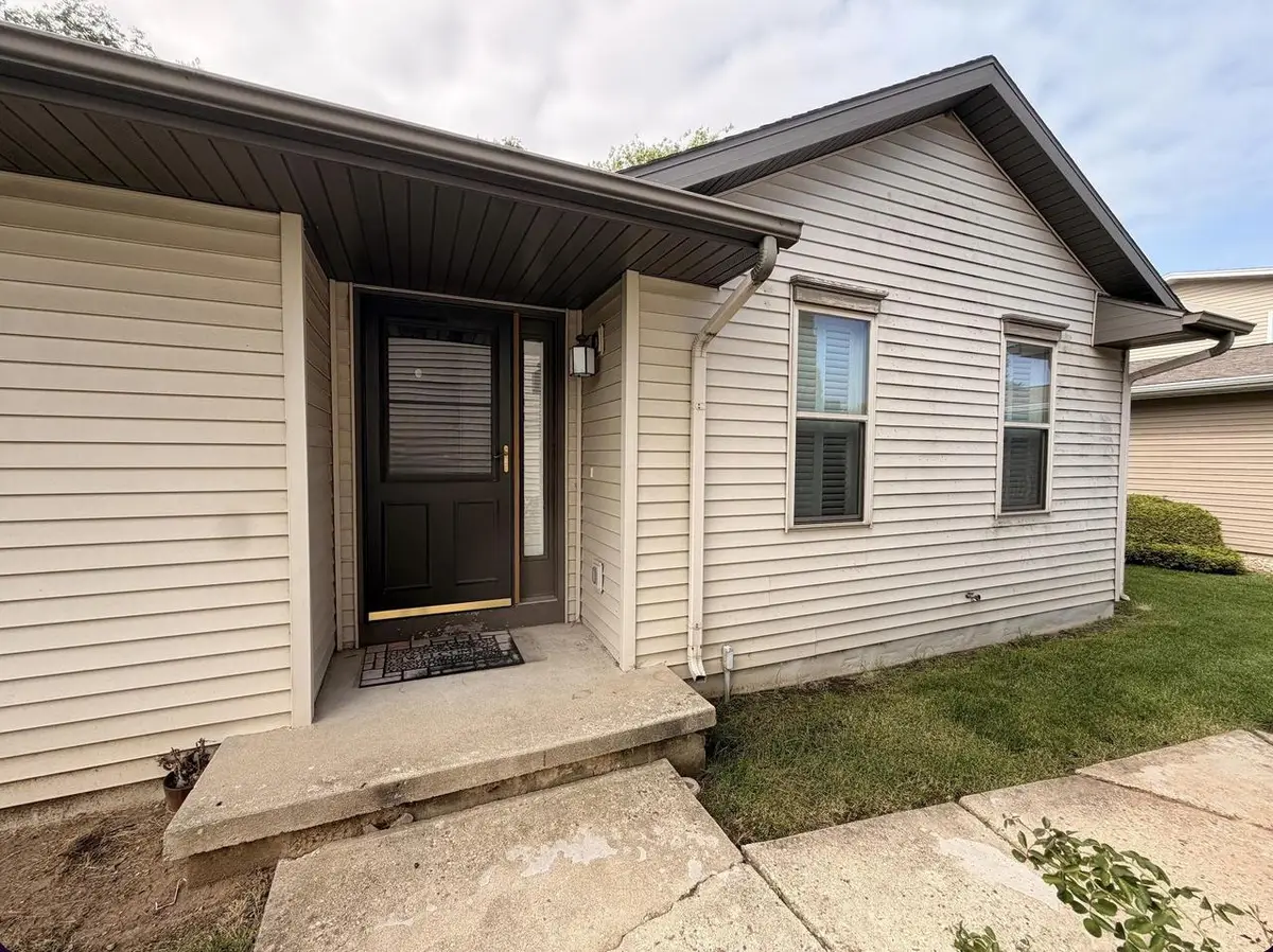 25 Plum Tree Village, Beloit, WI 53511 - #1