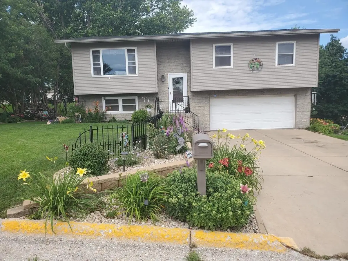 614 W Washington Street, Dodgeville, WI 53553 - #1