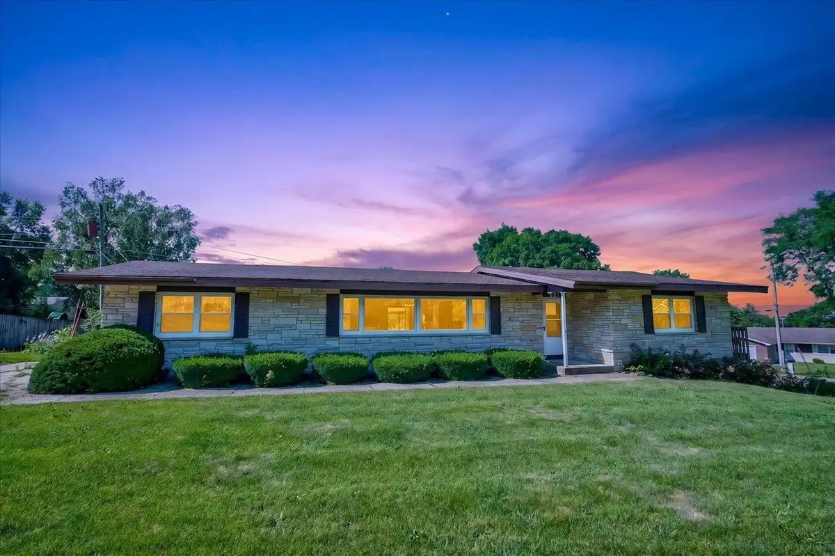 621 W Division Street, Dodgeville, WI 53533 - #1