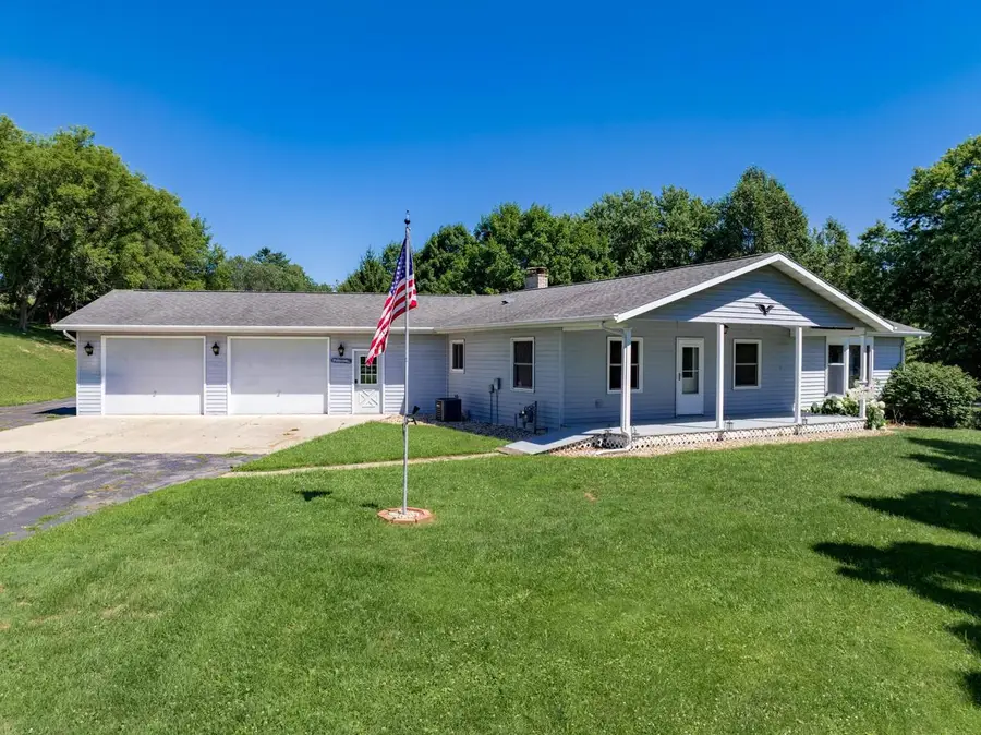 506 N Brooklyn Avenue, Elroy, WI 53929 - #2