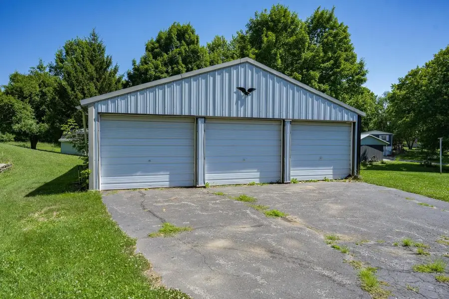 506 N Brooklyn Avenue, Elroy, WI 53929 - #3