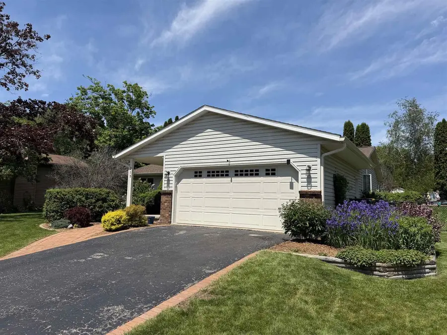215 W Oak Street, Cottage Grove, WI 53527 - #2