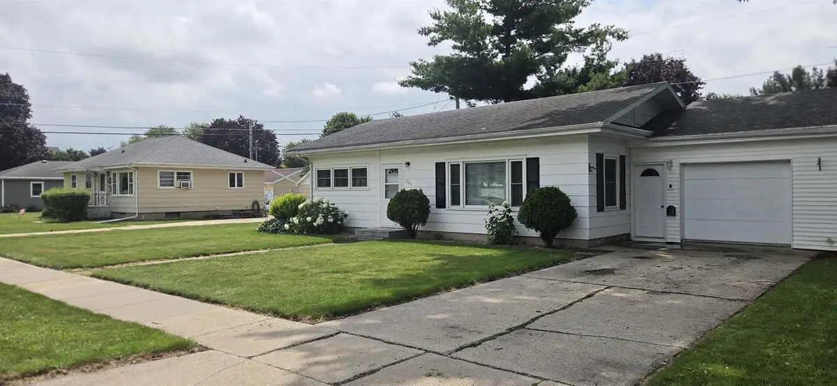 207 Grandview Avenue, Waupun, WI 53963 - #1
