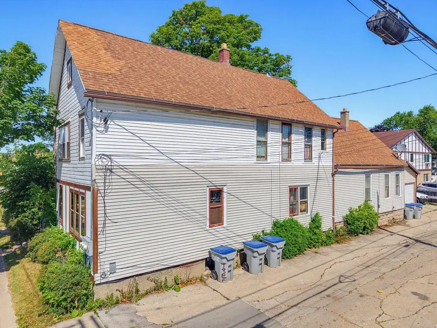 1222 W Cleveland Avenue, Milwaukee, WI 53215 - #3