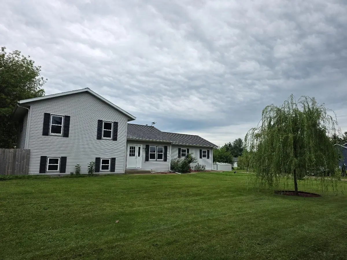 39 London Road, Cambridge, WI 53523 - #1