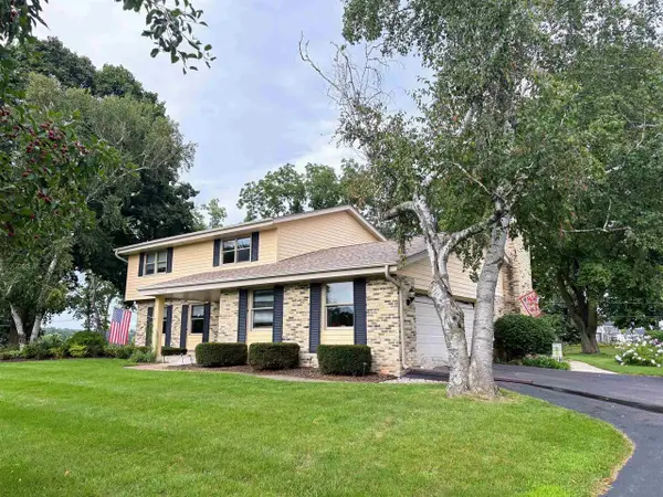 W275 N4880 S Courtland Circle, Pewaukee, WI 53072