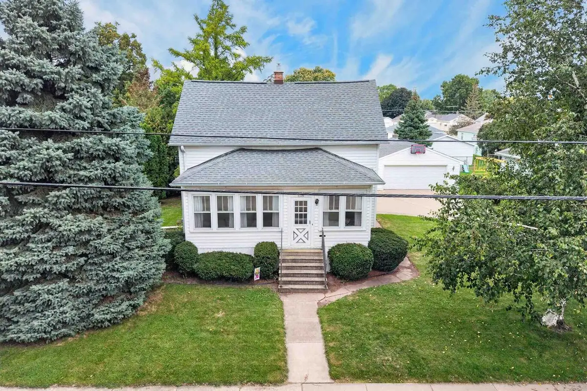 1126 W 6th Avenue, Oshkosh, WI 54902 - #1