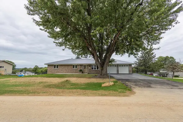 913 Arrowhead Drive, East Dubuque, IL 61025