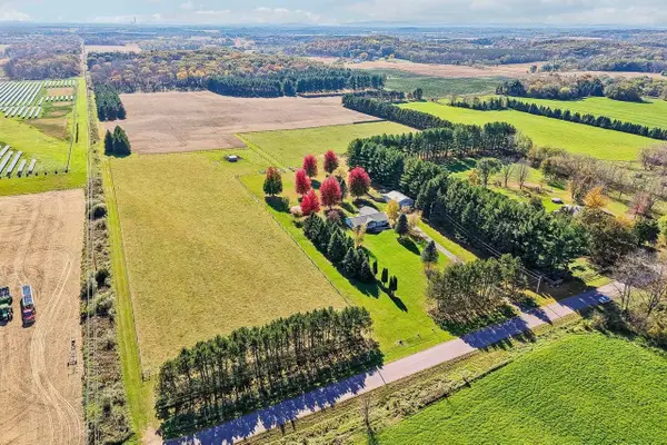 W8127 Dumke Road, Portage, WI 53901