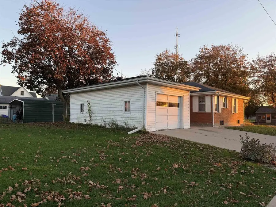 321 W Amelia Street, Cassville, WI 53806 - #3