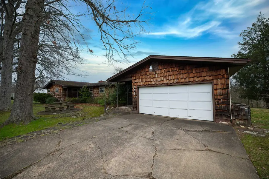 202 Valleyview Dr, Milton, WV 25541 - #2