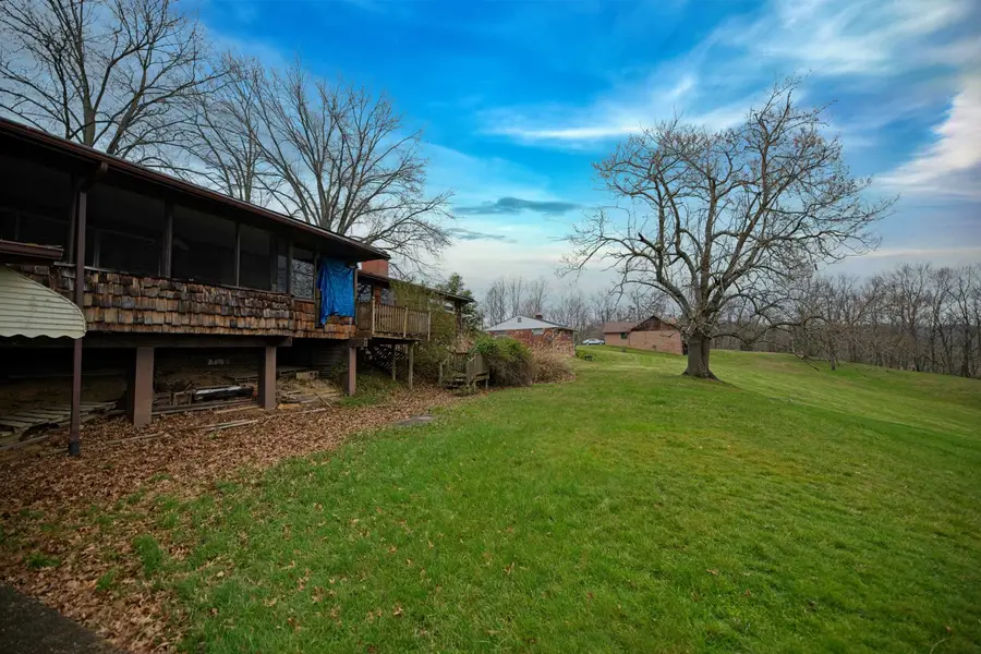 202 Valleyview Dr, Milton, WV 25541 - #3