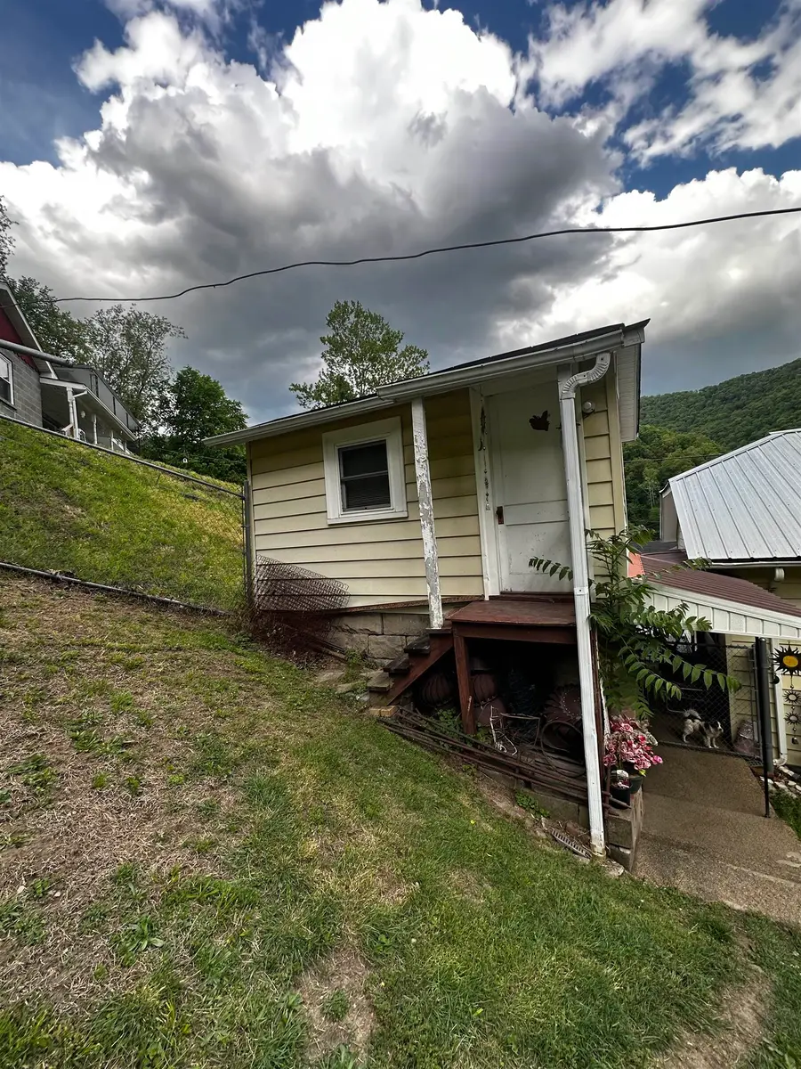 302 9th Street, Logan, WV 25601 - #2