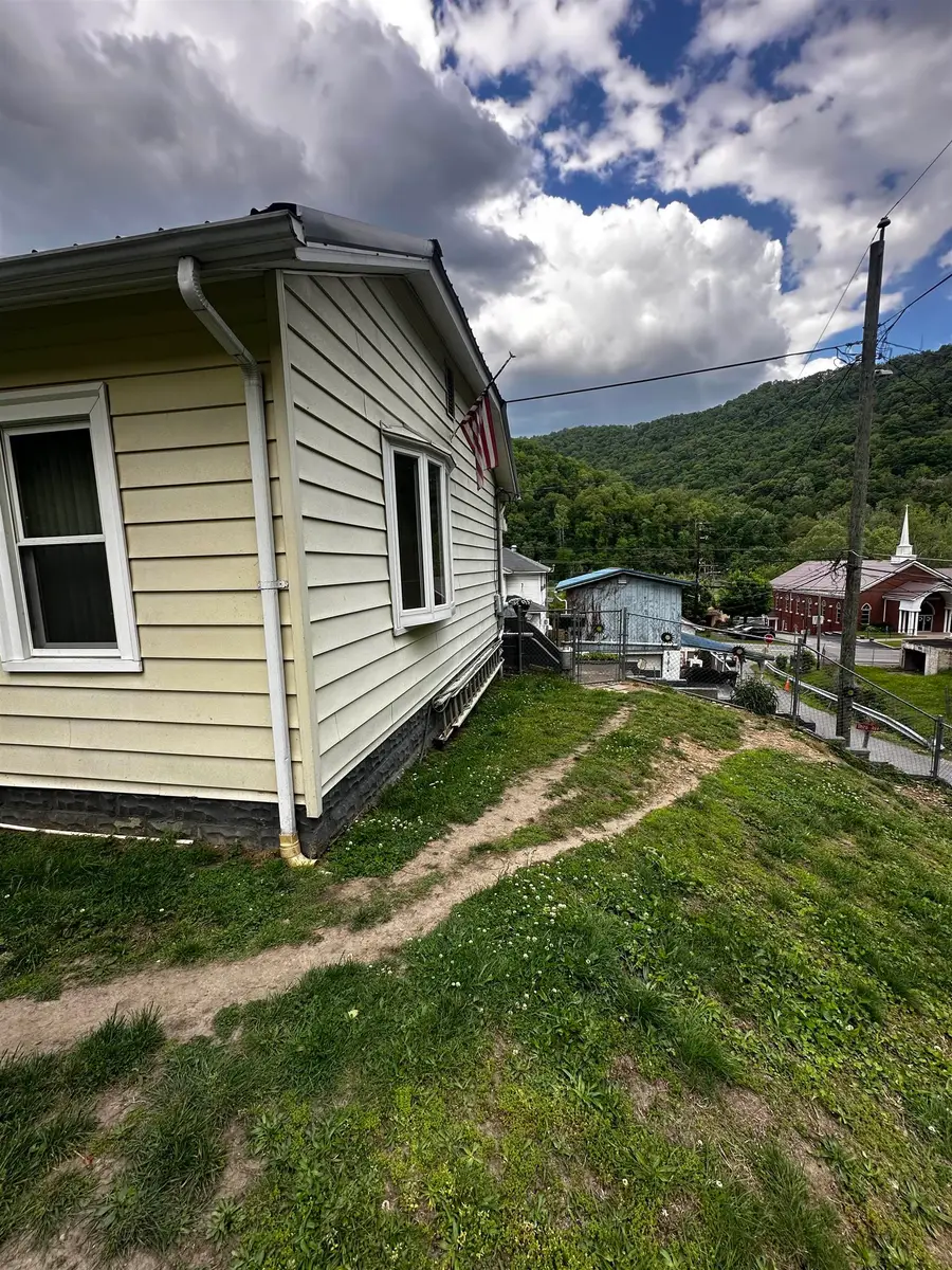 302 9th Street, Logan, WV 25601 - #3