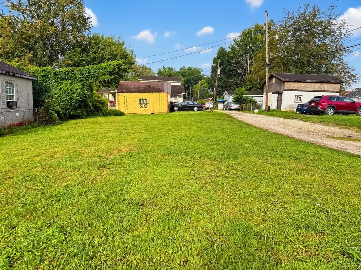922 W 17th St, Huntington, WV 25704 - #1