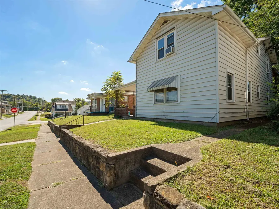 325 26th St, Huntington, WV 25703 - #2