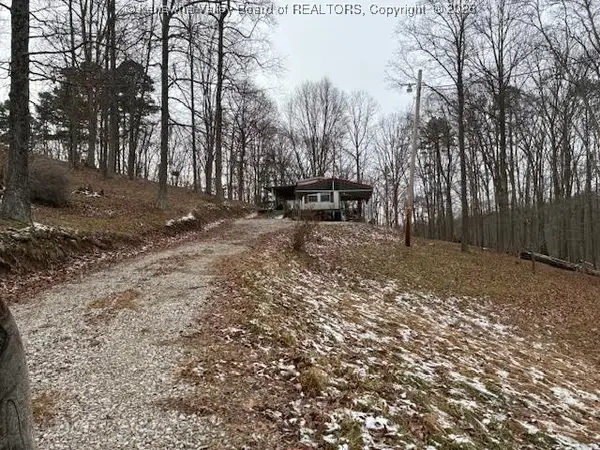142 Pinch Ridge Road, Elkview, WV 25071