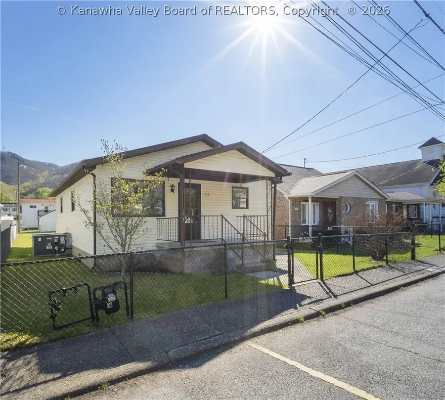 208 5th Avenue, Glasgow, WV 25086 - #2