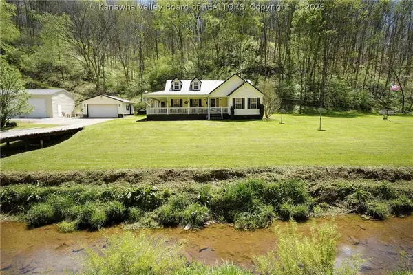 141 Canoe Run Road, Looneyville, WV 25259