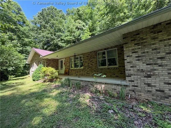 125 Thomas Hill Road, Omar, WV 25638