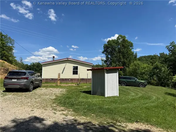 3262 Leatherwood Road, Elkview, WV 25045