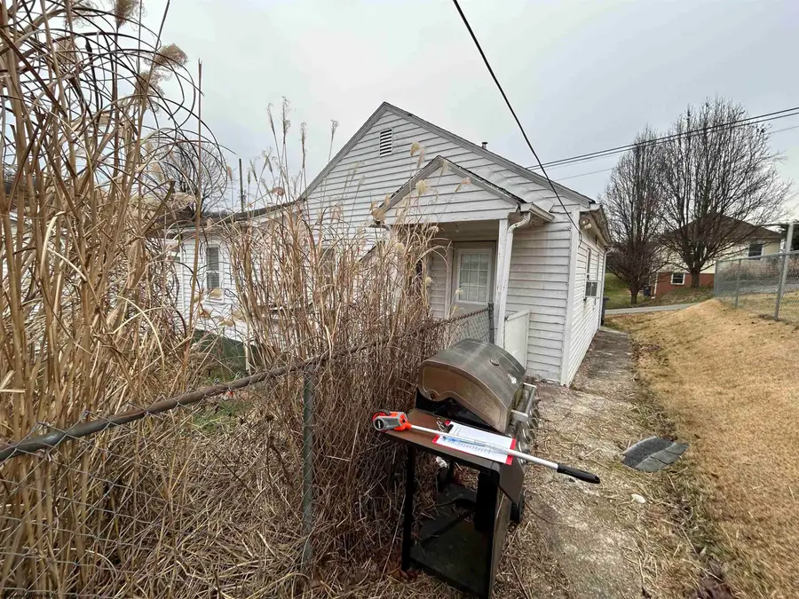 203 Indiana Avenue, Nutter Fort, WV 26301 - Image #3