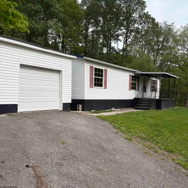 24 Seventh Street, Hendricks, WV 26271