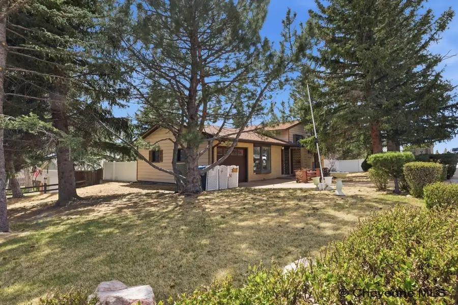 621 Golden Hill St, Cheyenne, WY 82009 - #2