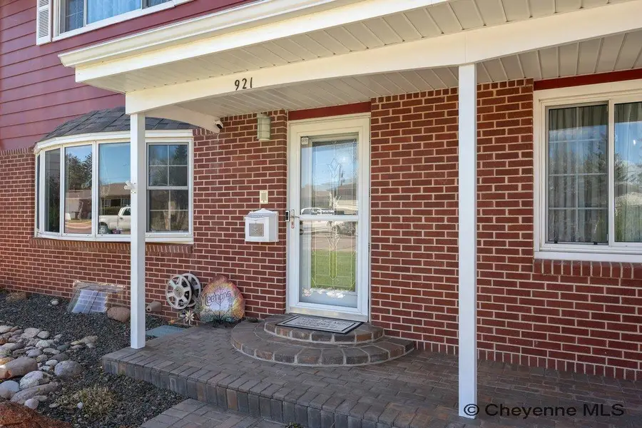 921 Arapaho St, Cheyenne, WY 82009 - #2