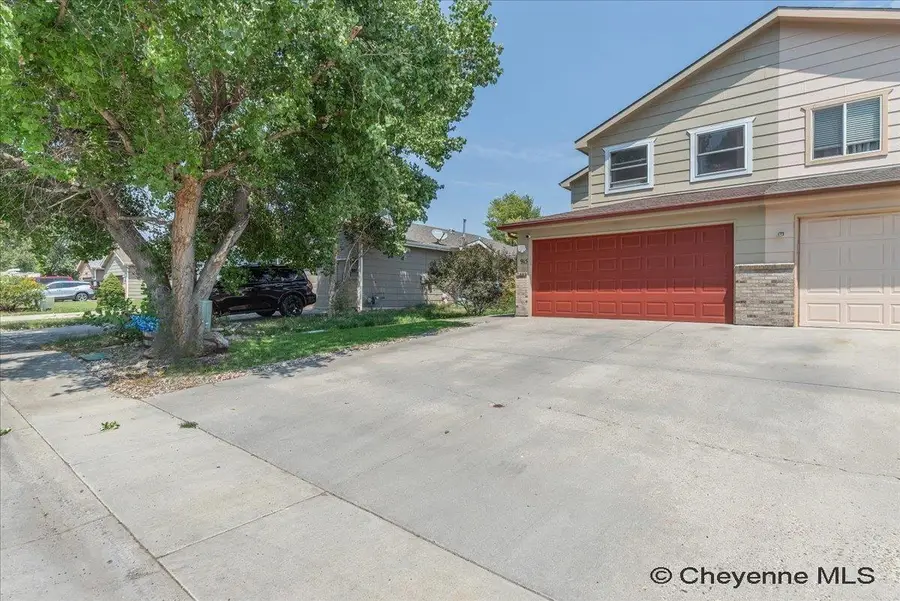 915 Pennsylvania Av, Cheyenne, WY 82001 - #2