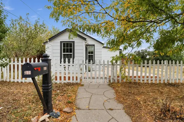 911 Oneil Ave, Cheyenne, WY 82007