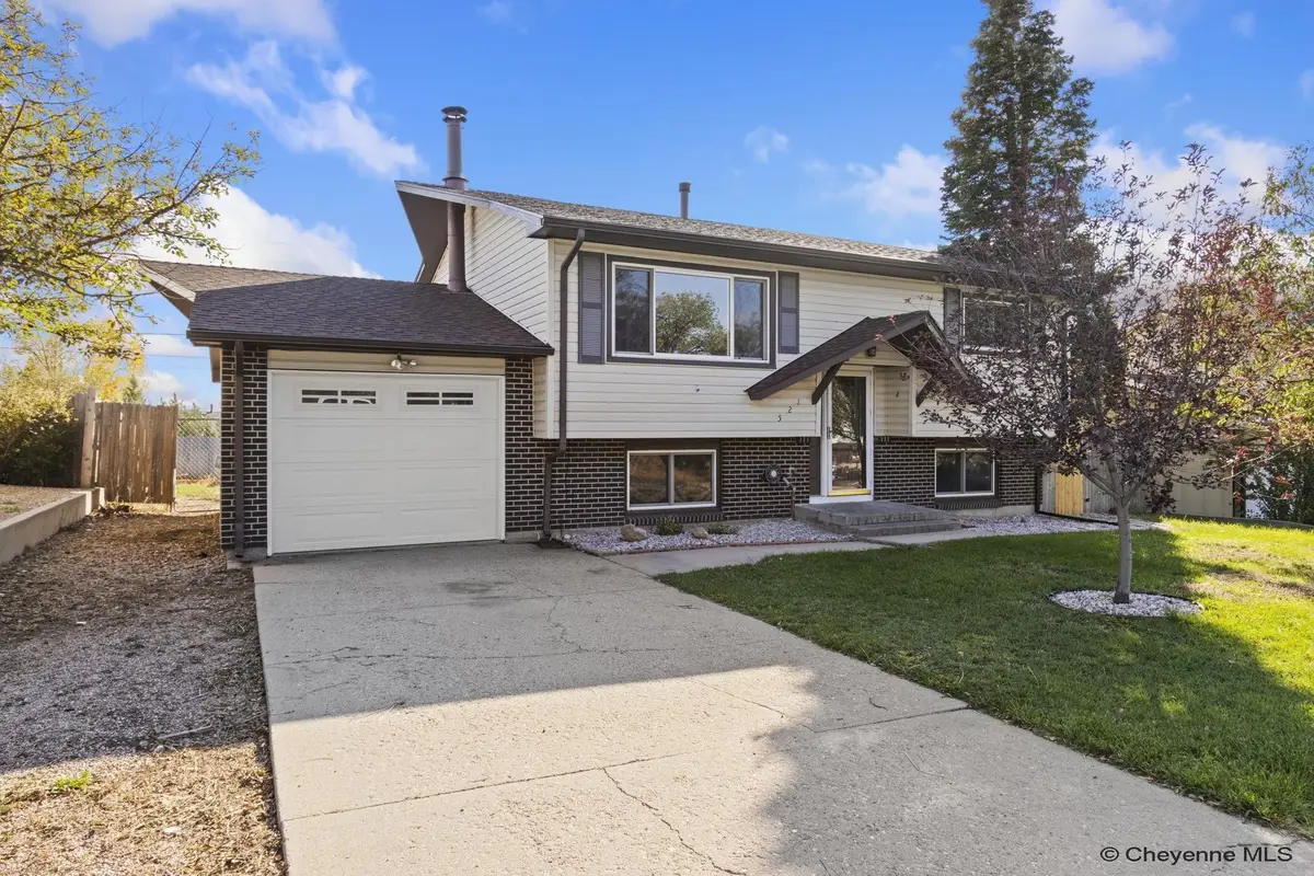 521 Montclair Dr, Cheyenne, WY 82009 - Image #1