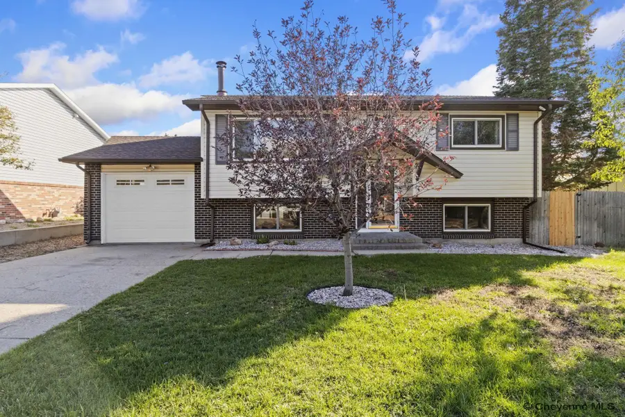 521 Montclair Dr, Cheyenne, WY 82009 - Image #2