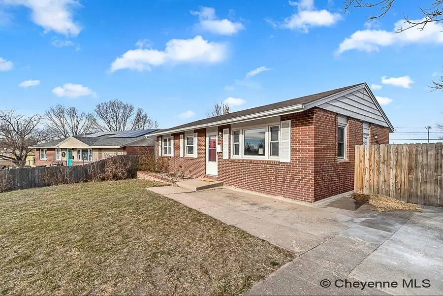 956 Hillcrest Rd, Cheyenne, WY 82009 - Image #2