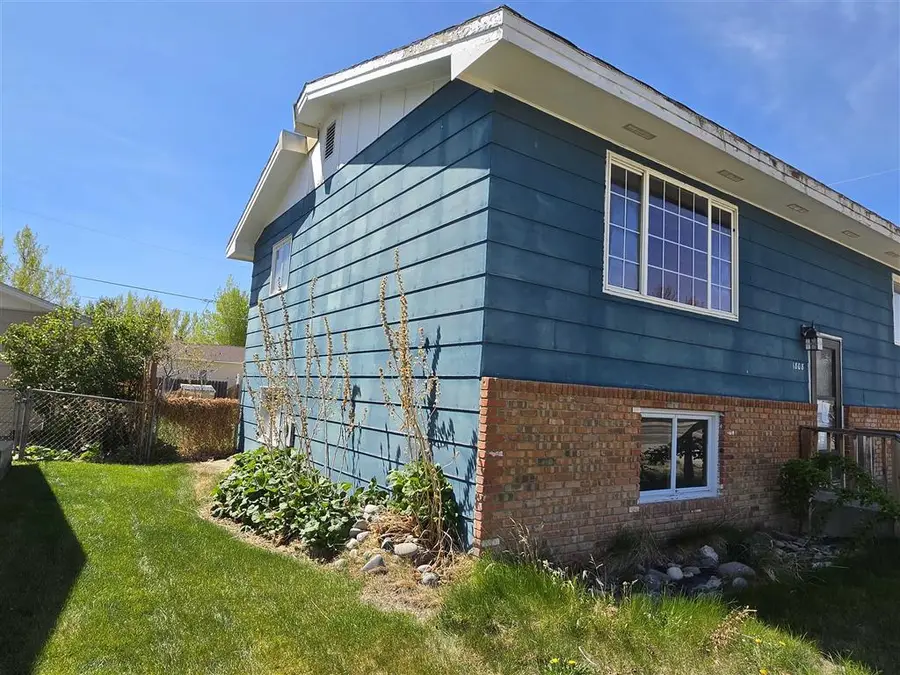 1808 Gregg Ave, Worland, WY 82401 - #2