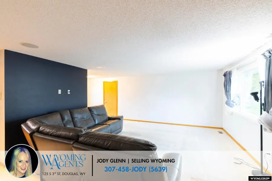 903 Leal St, Douglas, WY 82633 - Image #2
