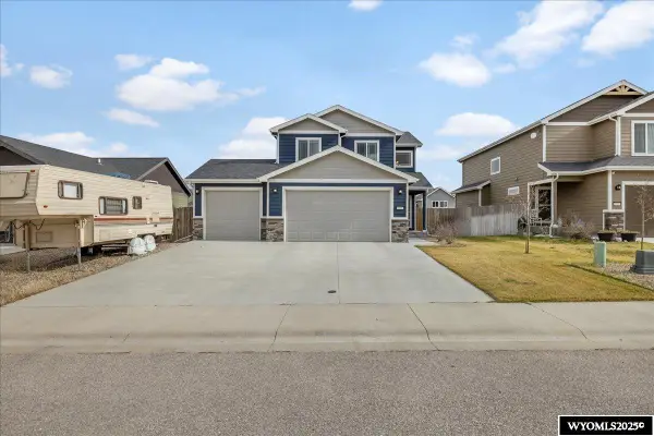 915 S 6th Avenue, Mills, WY 82604