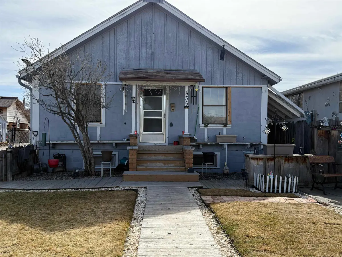 435 Warren St, Thermopolis, WY 82443 - #1