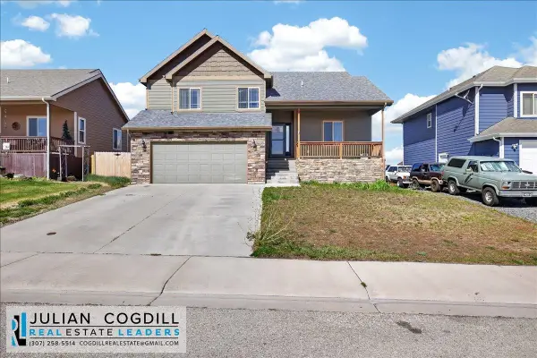 894 S Fourth St, Mills, WY 82604