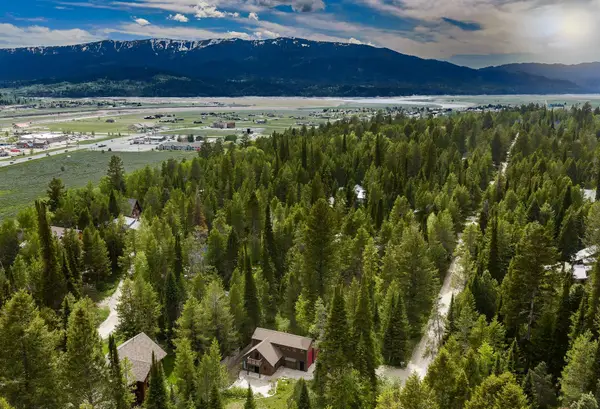 386 spruce Street, Alpine, WY 83128