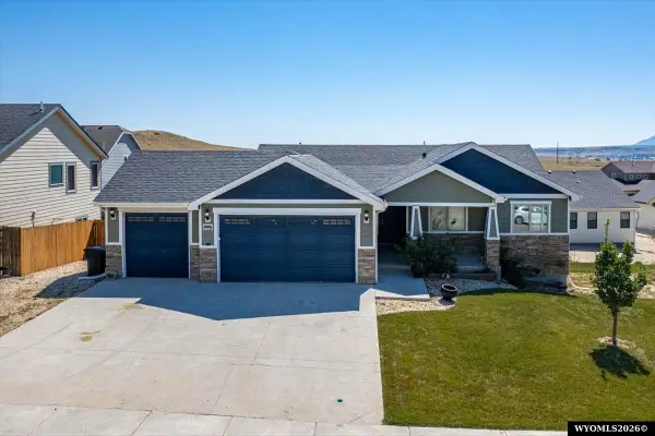 1101 River Heights Dr, Mills, WY 82604